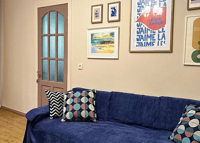 Cozy Retro Near Park